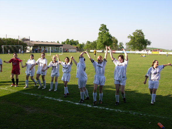 Wir spielen Fußball, wir schießen Tore.. - 