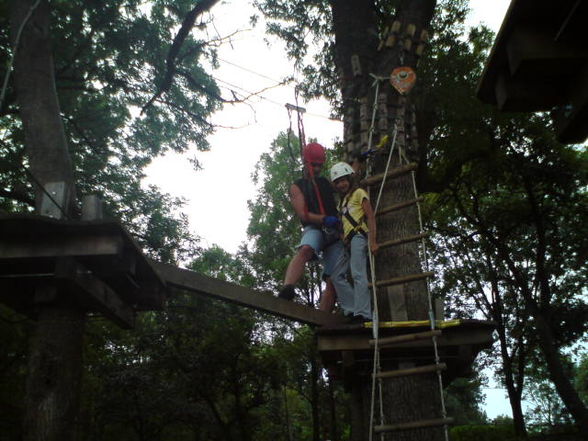 Lisa mit Papa im Kletterwald - 