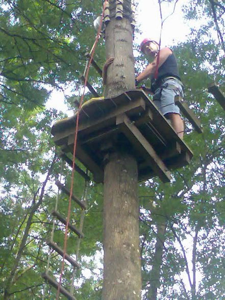 Lisa mit Papa im Kletterwald - 