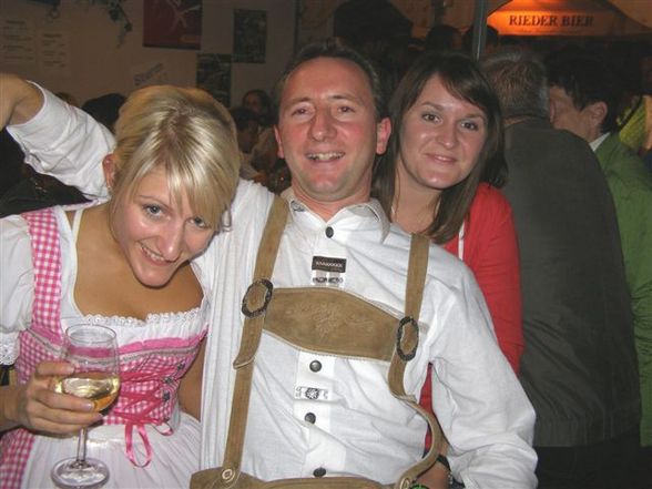 dirndl und lederhosen  - 