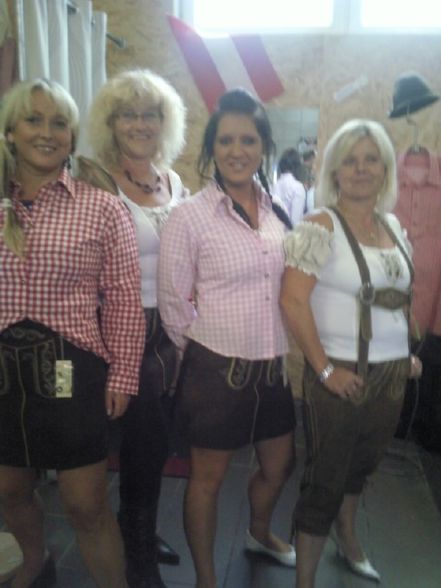 *Mädels beim Lederhosen kaufen* - 