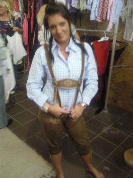 *Mädels beim Lederhosen kaufen* - 