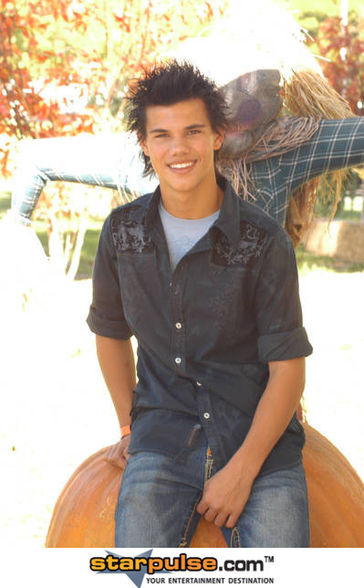 taylor lautner  - 