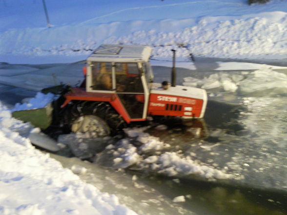 coole Traktor versenkung im Teich - 