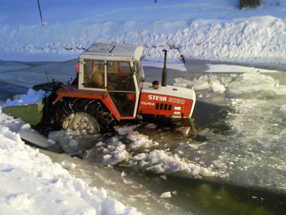 coole Traktor versenkung im Teich - 