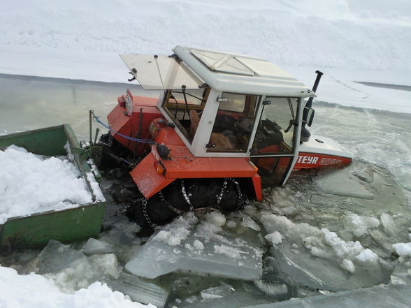 coole Traktor versenkung im Teich - 