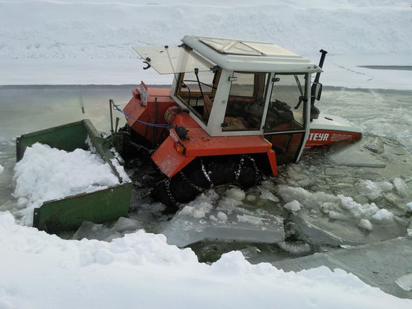 coole Traktor versenkung im Teich - 