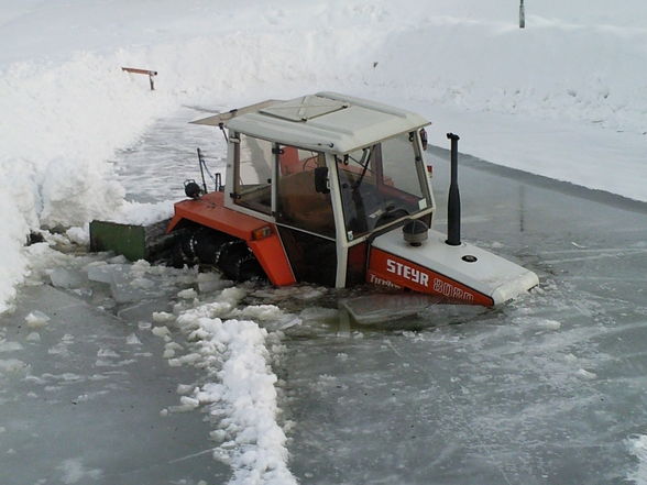 coole Traktor versenkung im Teich - 