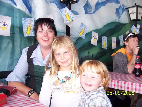 Schrecklich nette family im Volksfest!!! - 