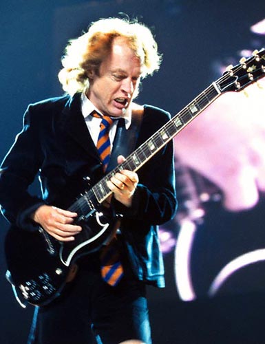 ANGUS YOUNG - 