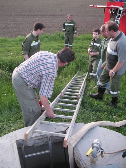 2010-05-07 Auspumpübung Wasserbehälter - 