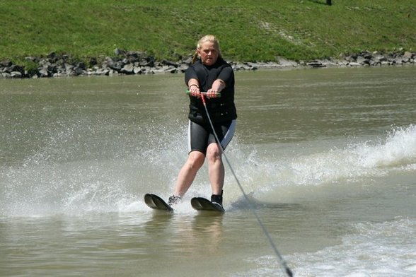 Wasser-ski fahren auf der schönen Donau! - 