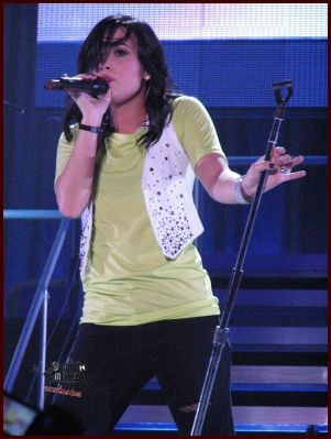 Demi on tour xD - 