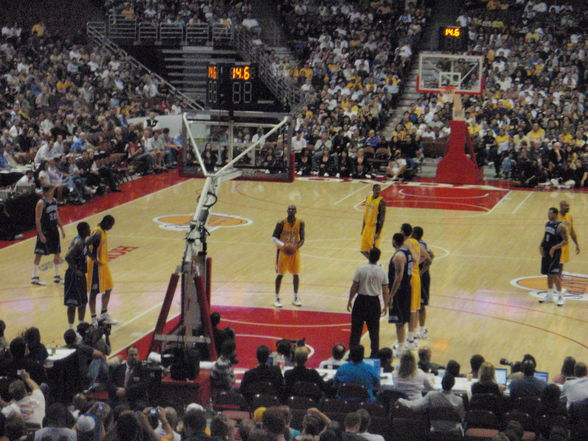 LA Lakers - 