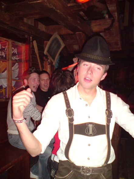 Lederhosnaktion im A1  - 