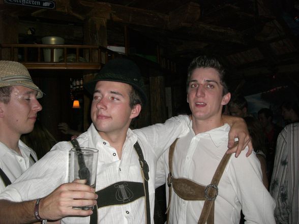 Lederhosnaktion im A1  - 