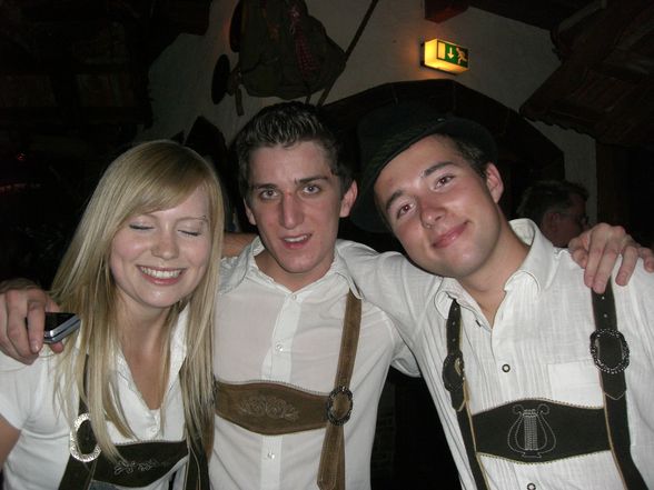 Lederhosnaktion im A1  - 