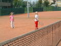 Stevi beim Tennisspielen 9899140