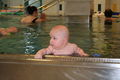 julian beim babyschwimmen 54638384