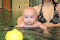 julian beim babyschwimmen 54639126