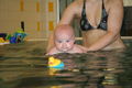 julian beim babyschwimmen 54640410