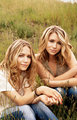 Mary-kate and Ashley Olsen 21080746