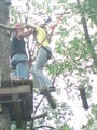 Lisa mit Papa im Kletterwald 64141825