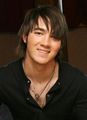 KEVIN JONAS 66824631