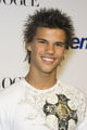 taylor lautner  55552389