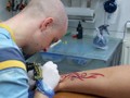 Beim Tattoowieren *aua* 35104443